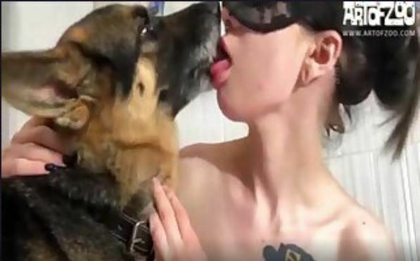 La mujer con cola de caballo se besa en la boca y se coge al pastor aleman