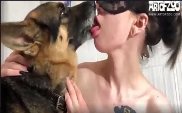 La mujer con cola de caballo se besa en la boca y se coge al pastor aleman